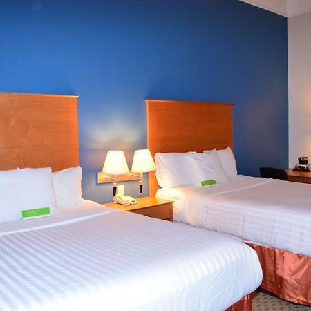 Baymont Inn & Suites Бренъм Екстериор снимка