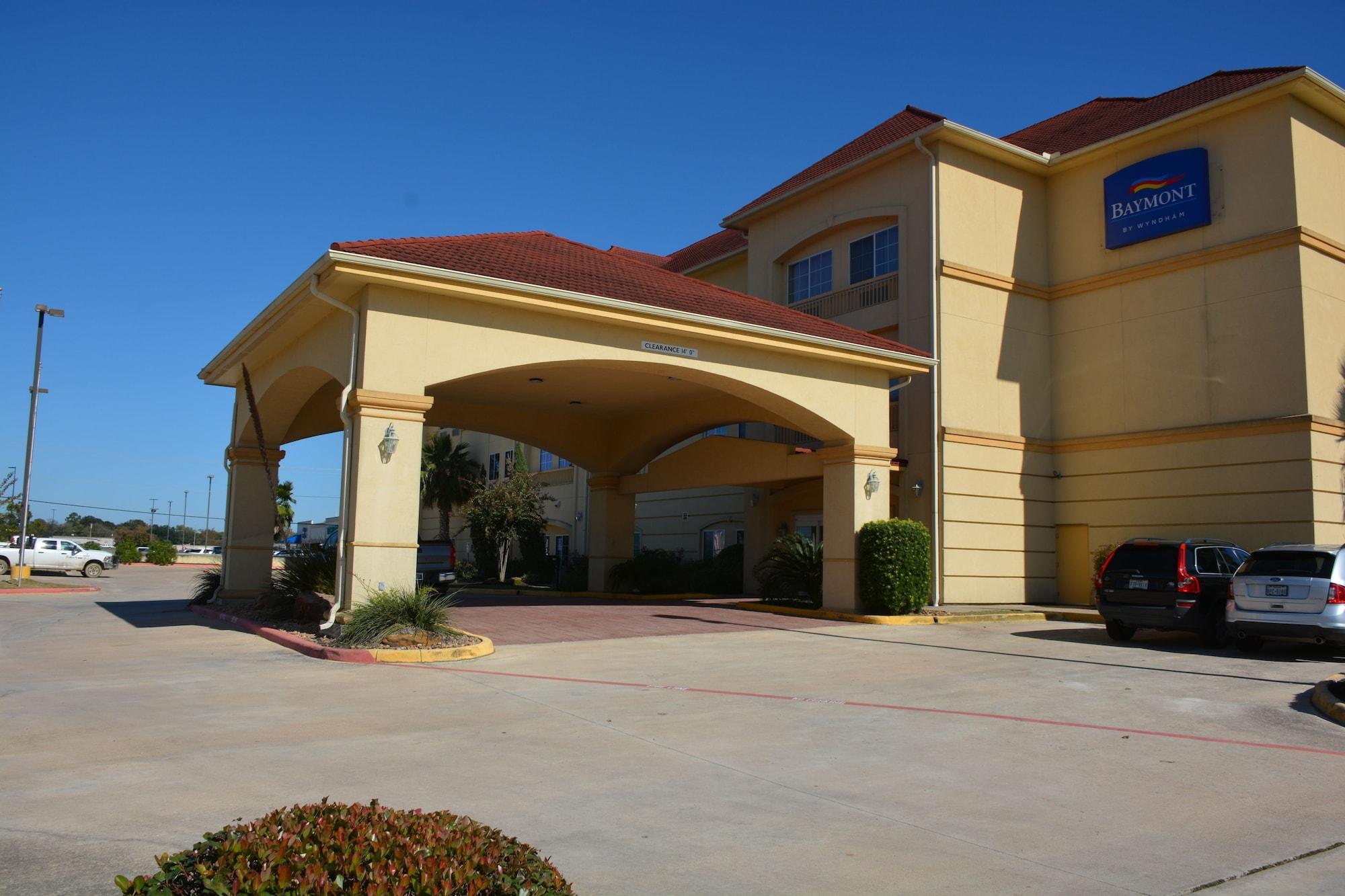 Baymont Inn & Suites Бренъм Екстериор снимка
