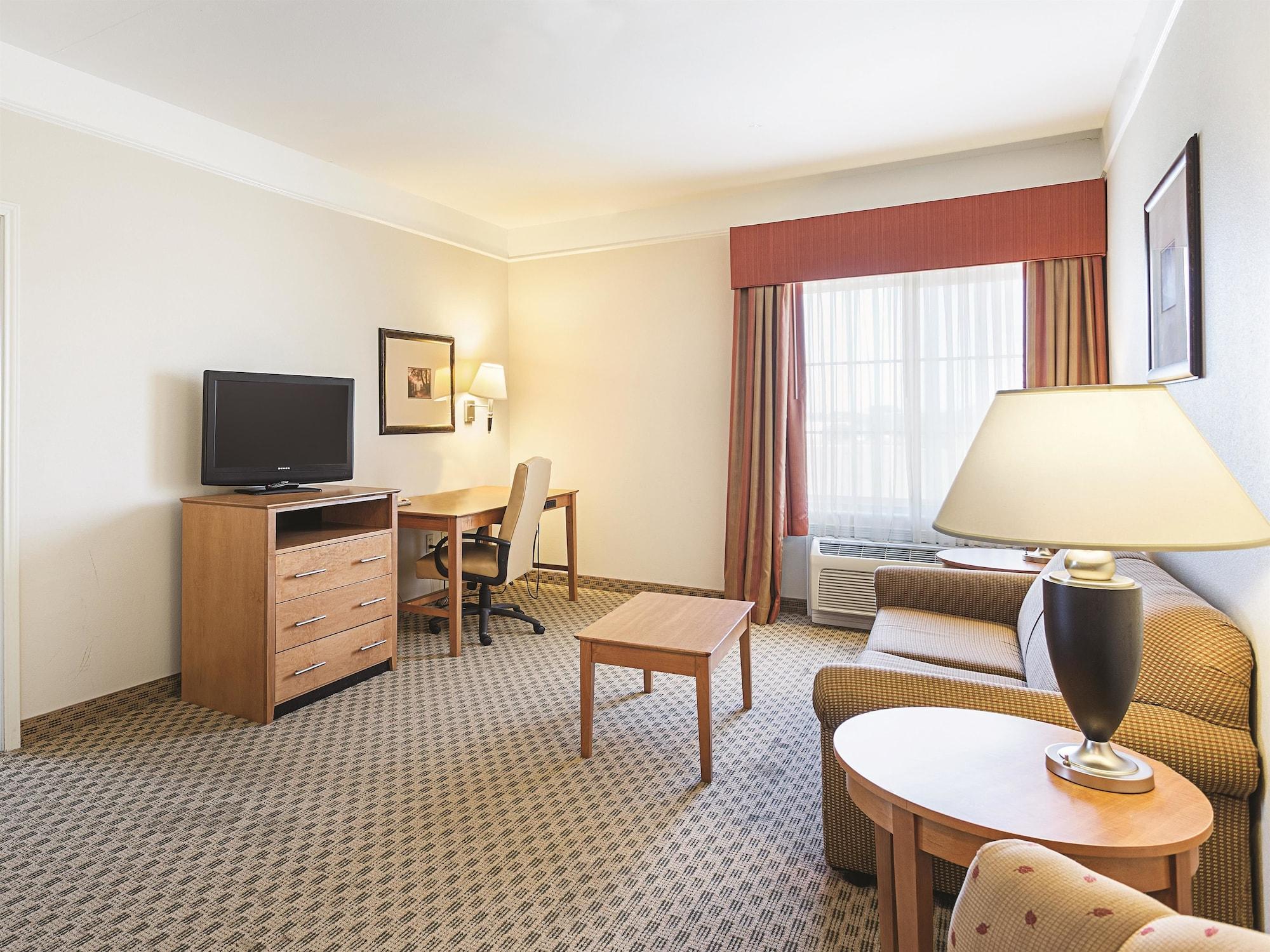 Baymont Inn & Suites Бренъм Екстериор снимка