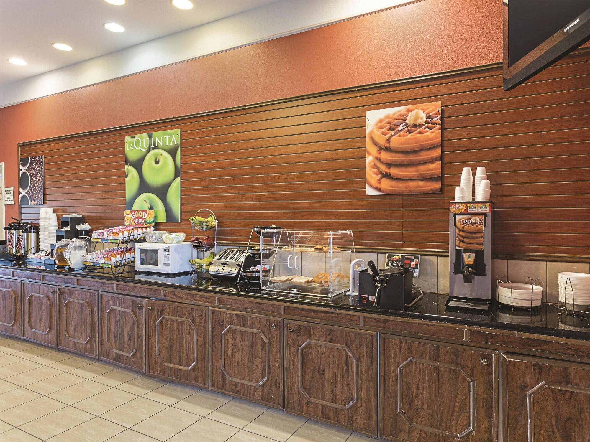 Baymont Inn & Suites Бренъм Екстериор снимка