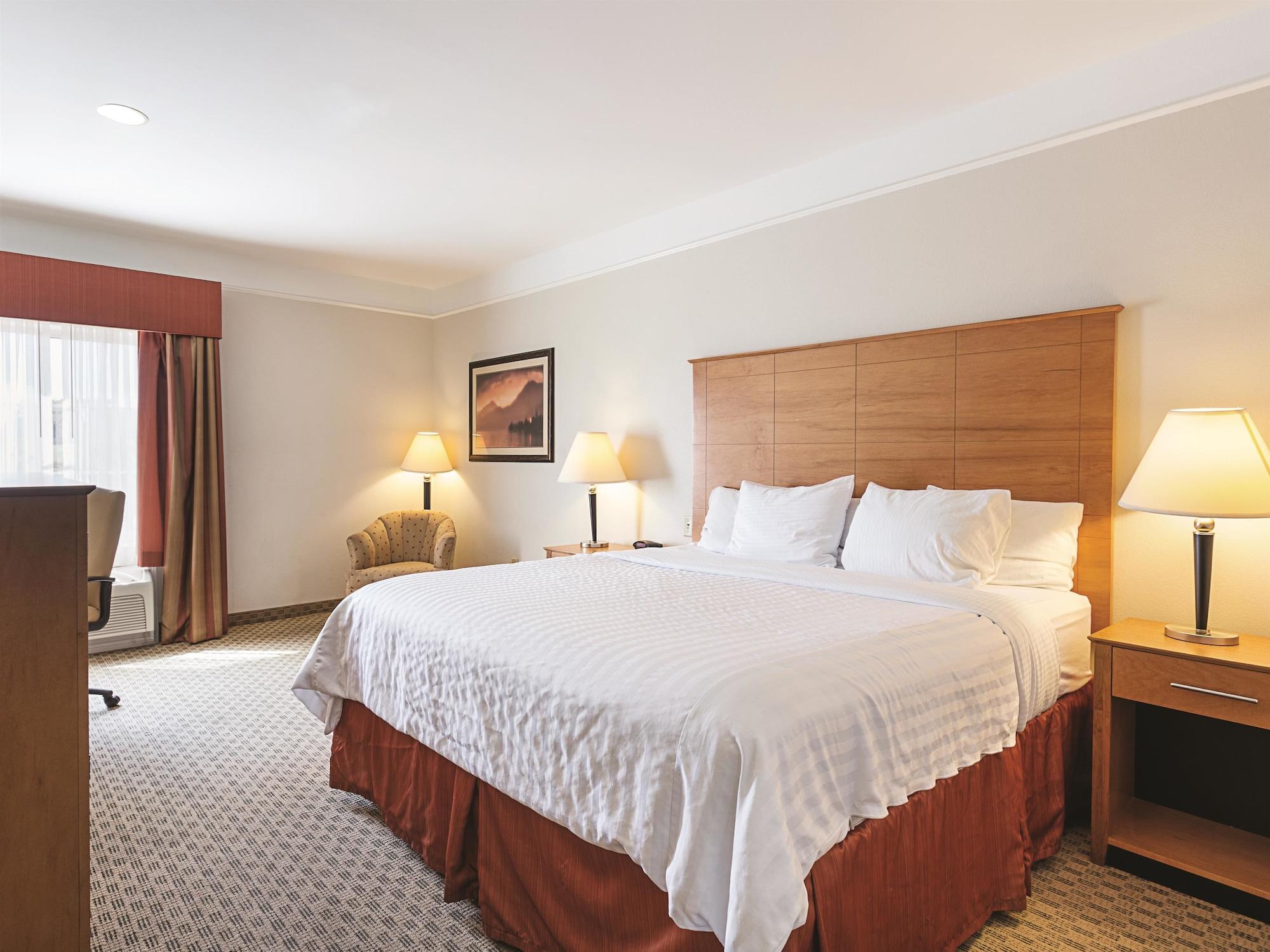 Baymont Inn & Suites Бренъм Екстериор снимка