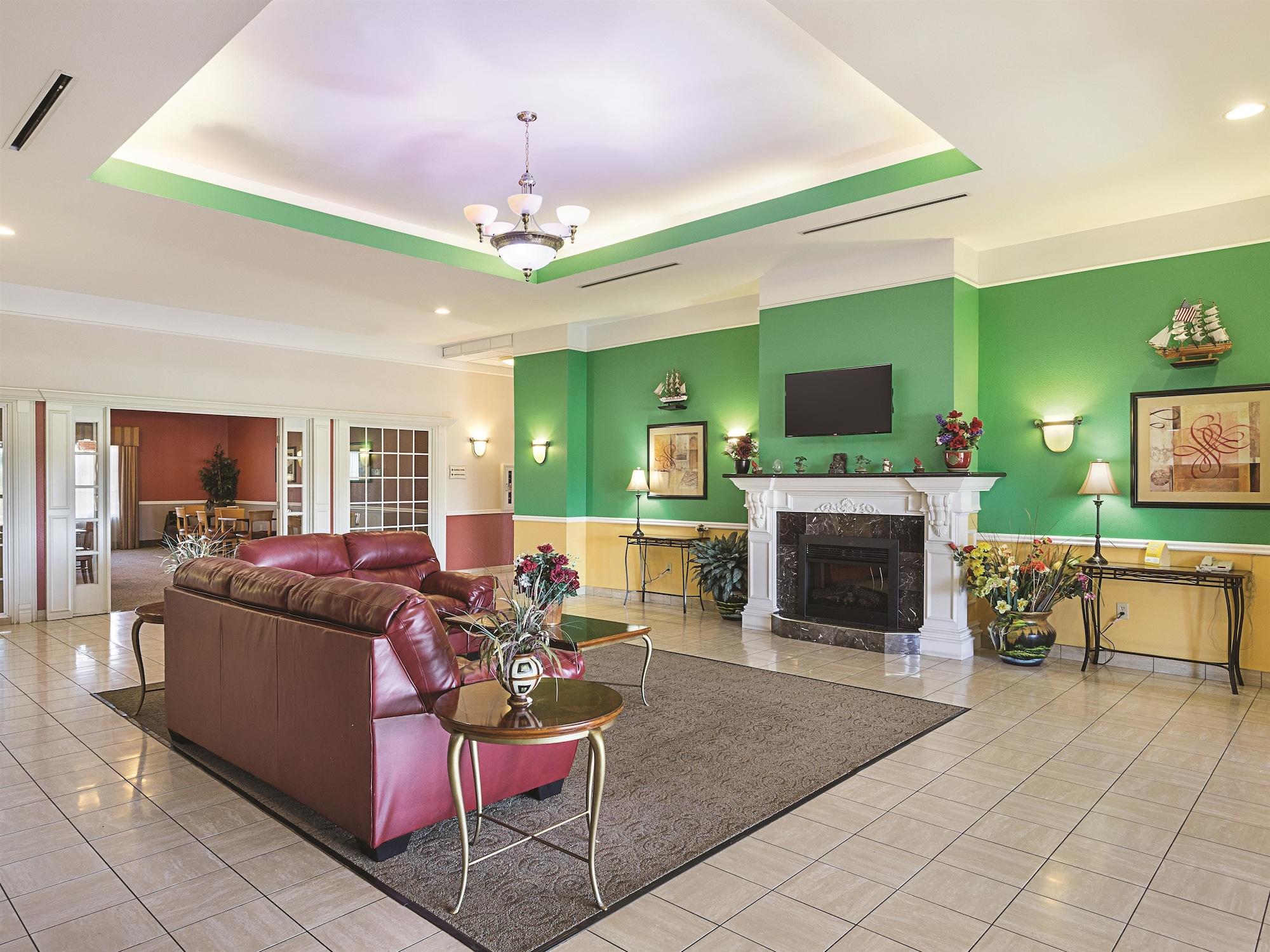 Baymont Inn & Suites Бренъм Екстериор снимка