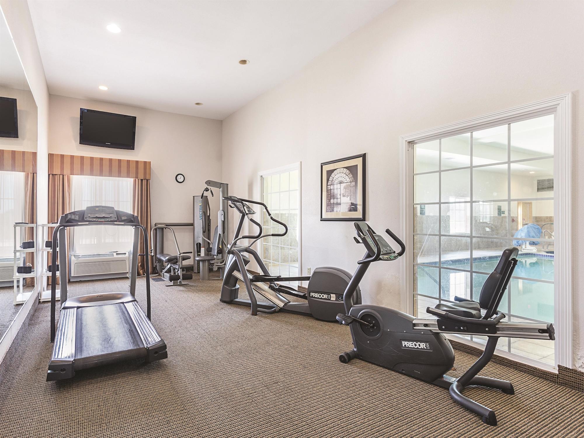 Baymont Inn & Suites Бренъм Екстериор снимка