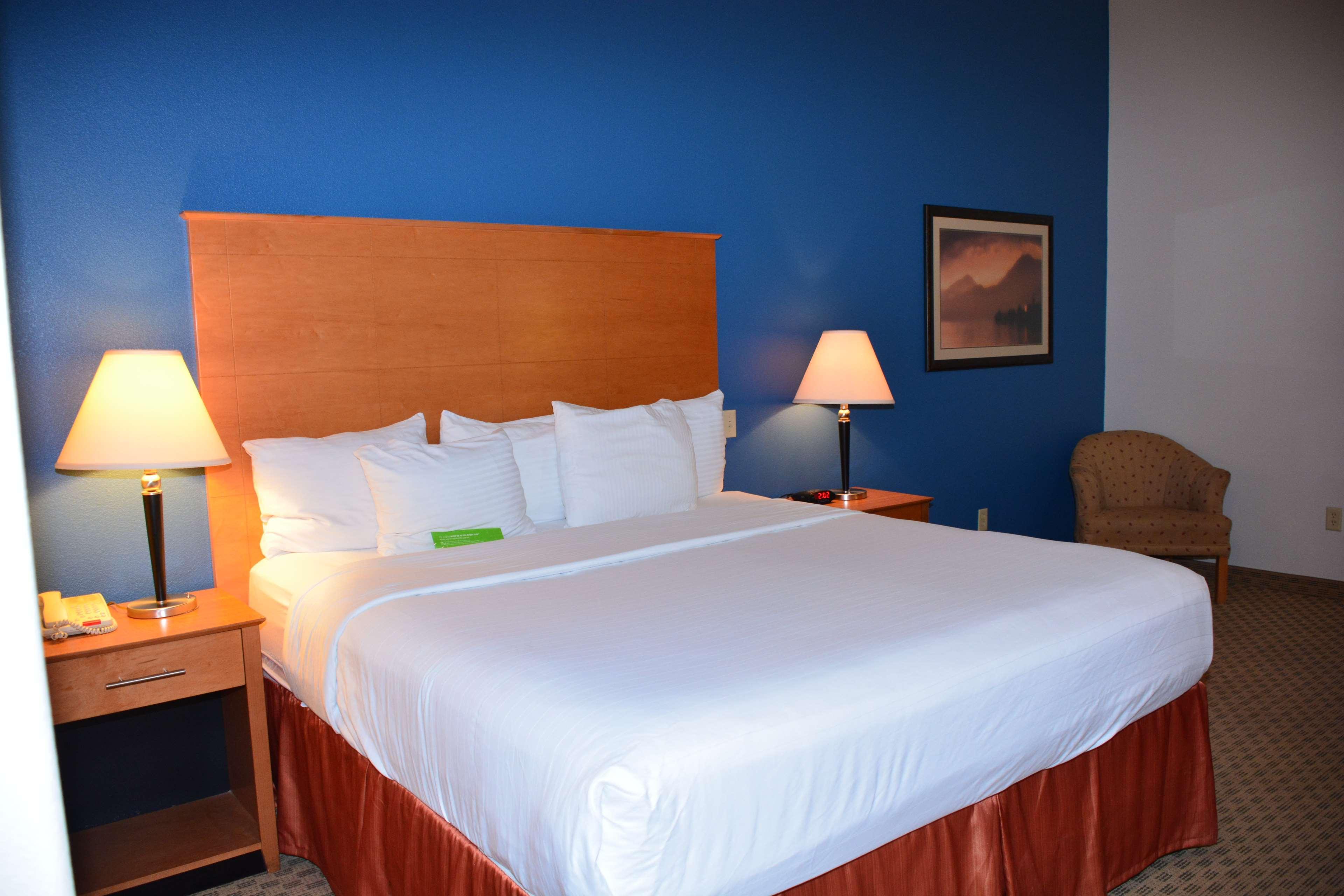 Baymont Inn & Suites Бренъм Екстериор снимка