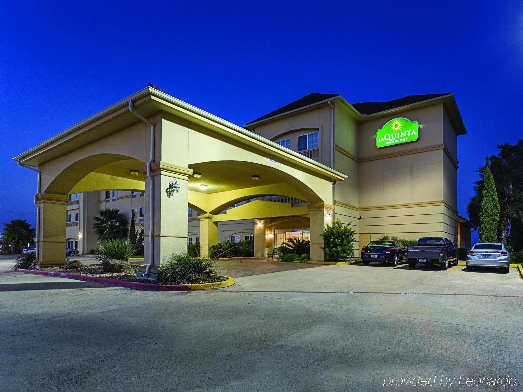Baymont Inn & Suites Бренъм Екстериор снимка