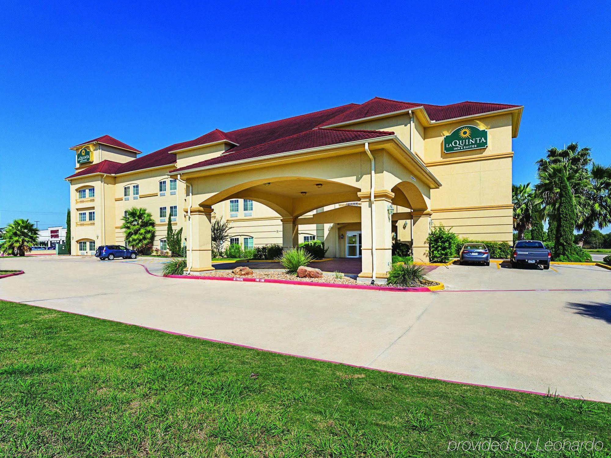 Baymont Inn & Suites Бренъм Екстериор снимка
