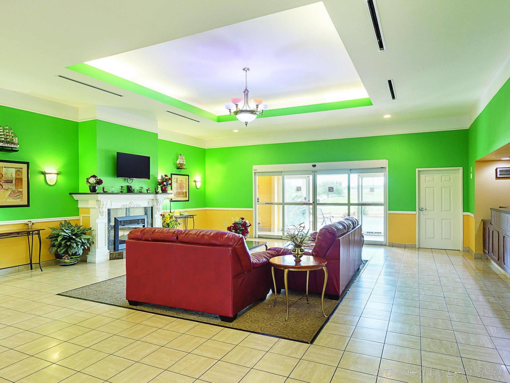 Baymont Inn & Suites Бренъм Екстериор снимка