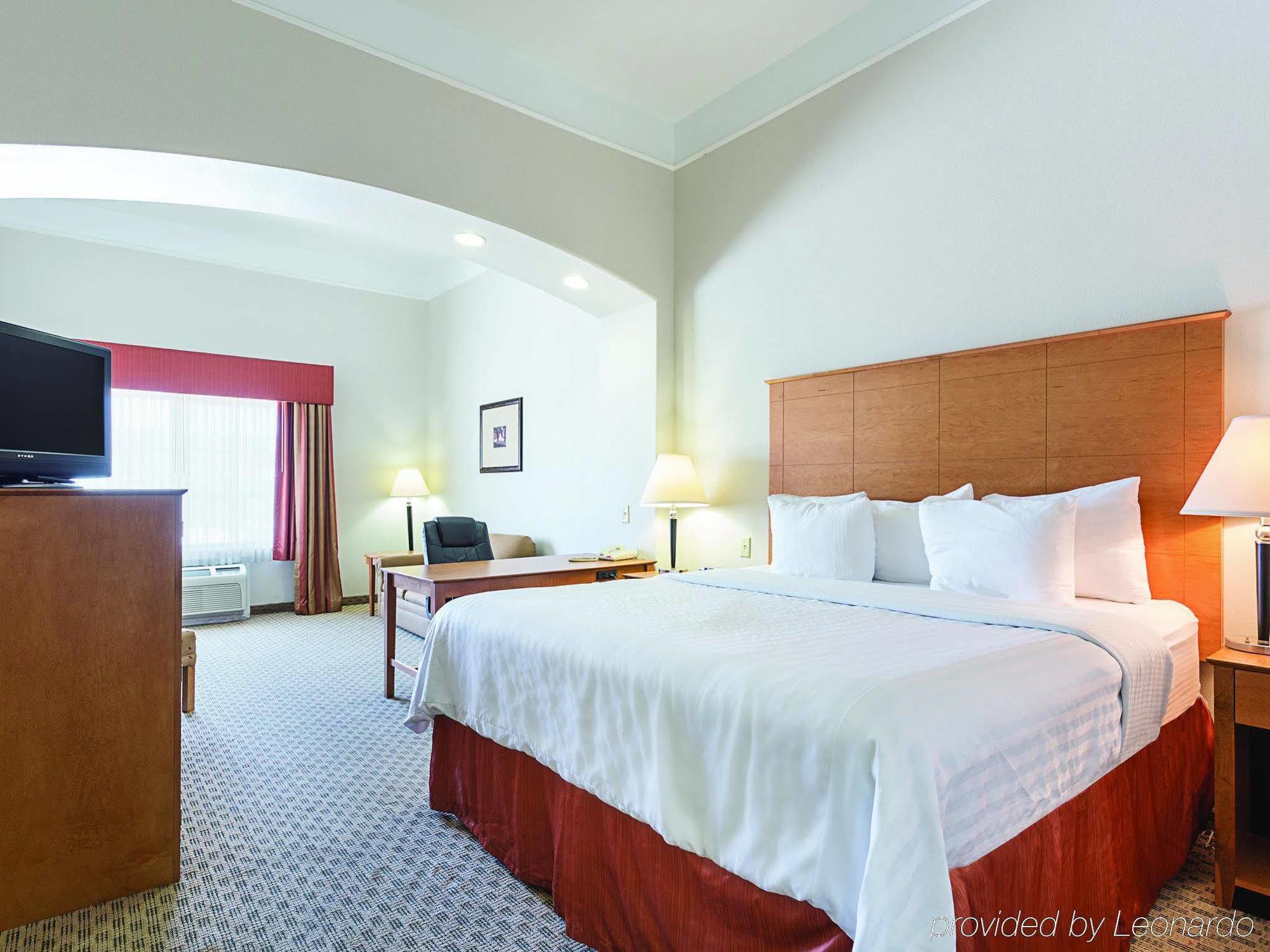 Baymont Inn & Suites Бренъм Екстериор снимка