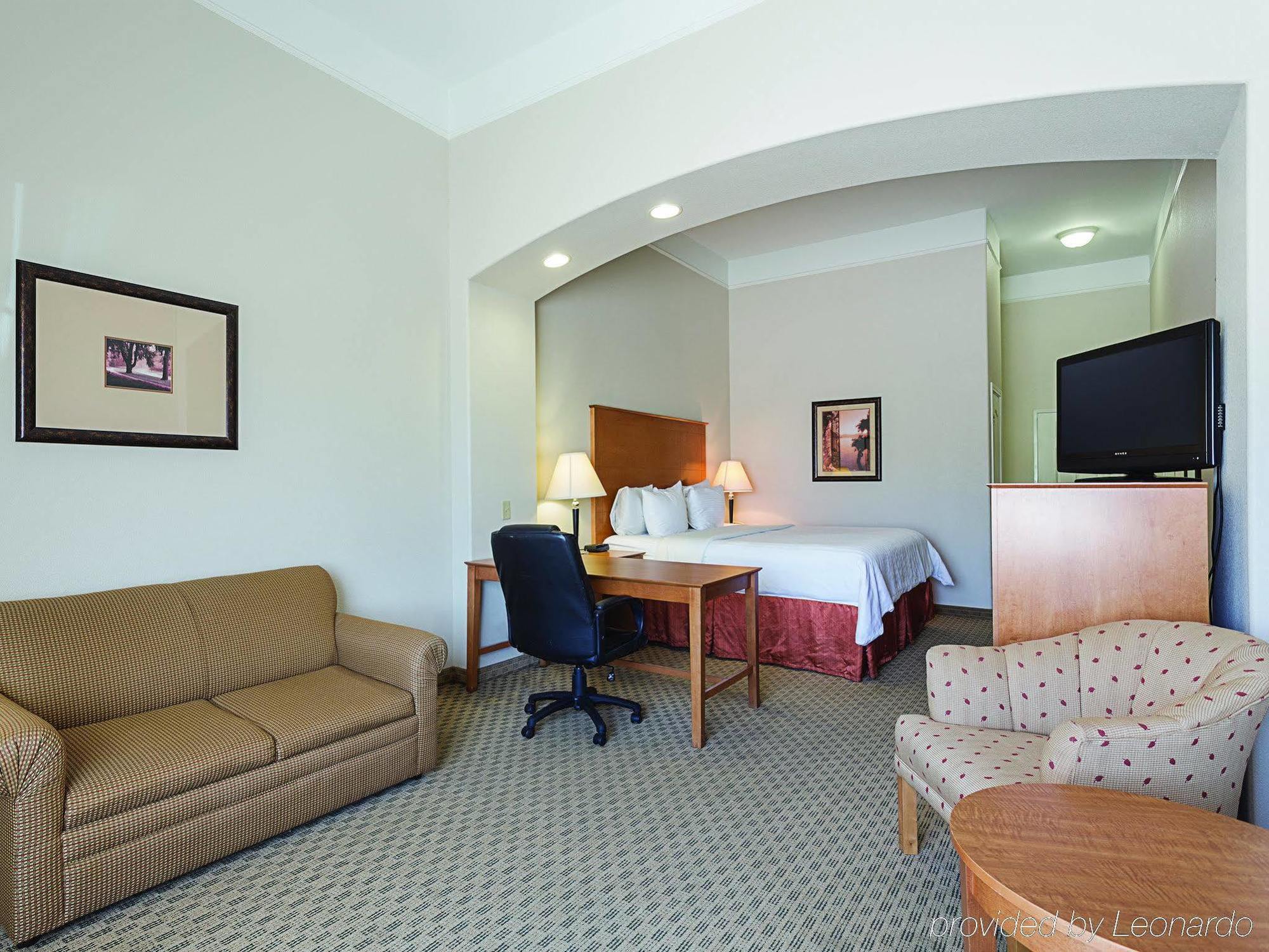 Baymont Inn & Suites Бренъм Екстериор снимка
