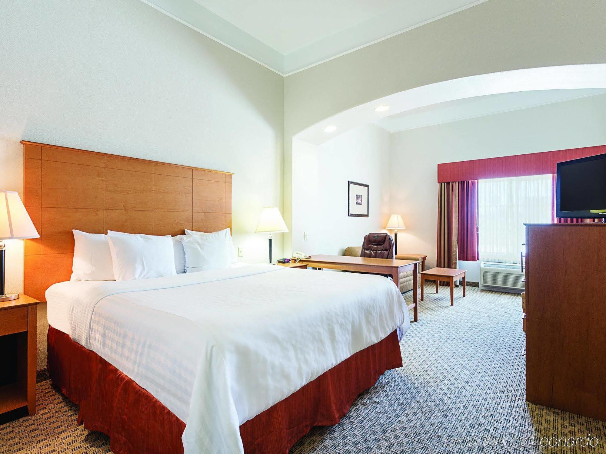 Baymont Inn & Suites Бренъм Екстериор снимка