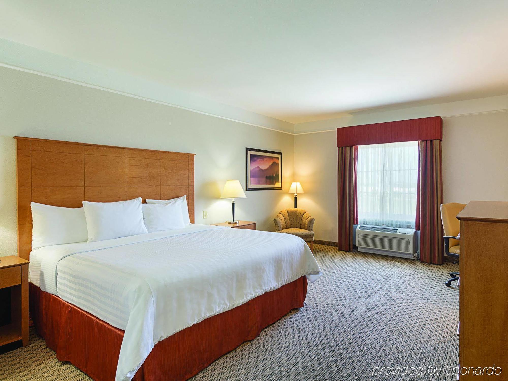 Baymont Inn & Suites Бренъм Екстериор снимка