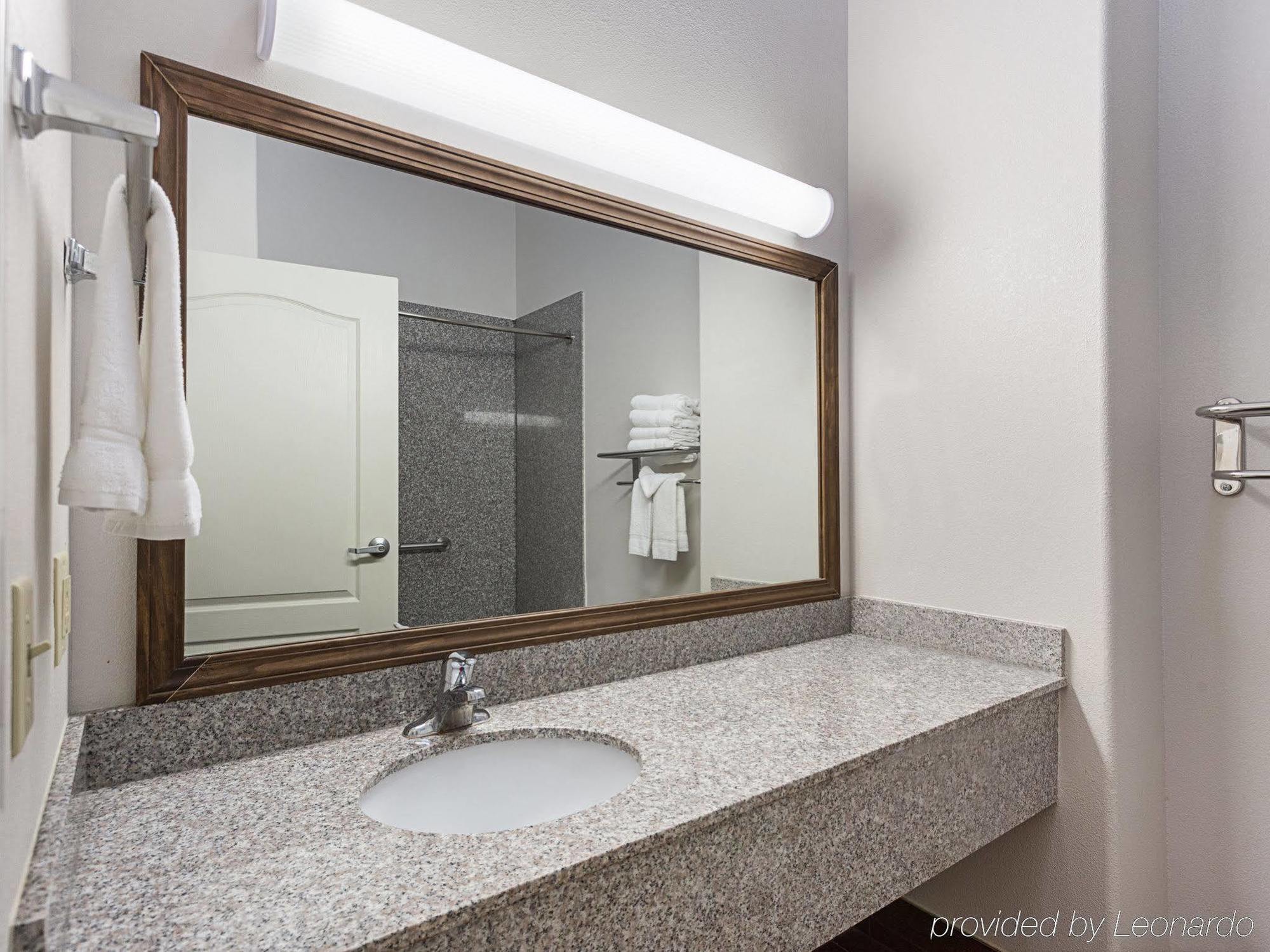 Baymont Inn & Suites Бренъм Екстериор снимка