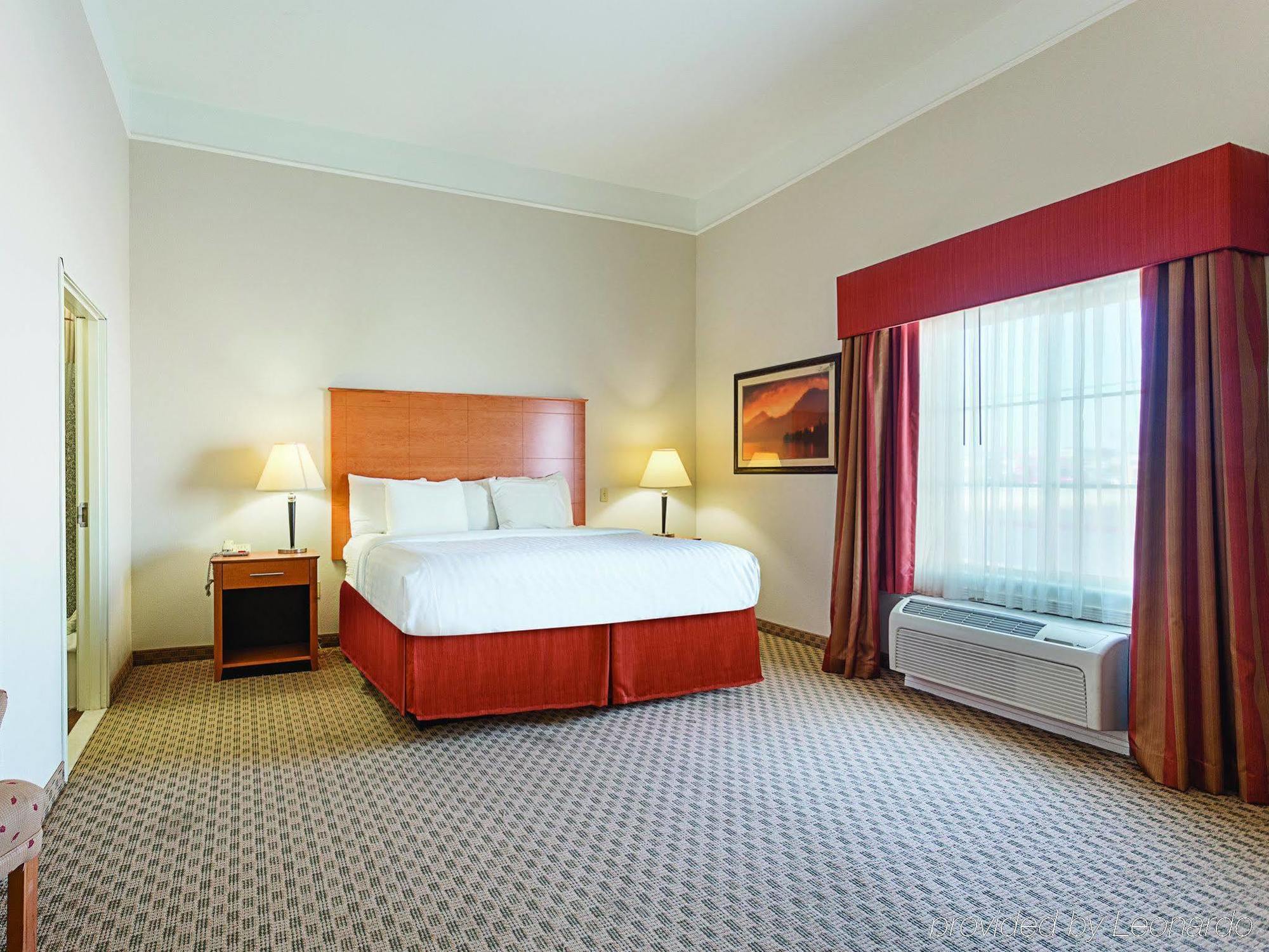 Baymont Inn & Suites Бренъм Екстериор снимка