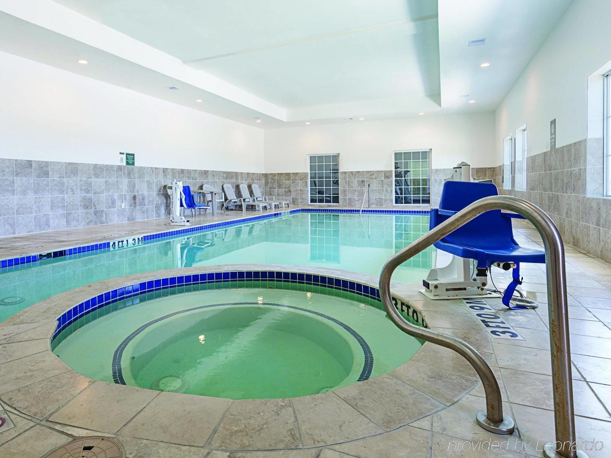Baymont Inn & Suites Бренъм Екстериор снимка