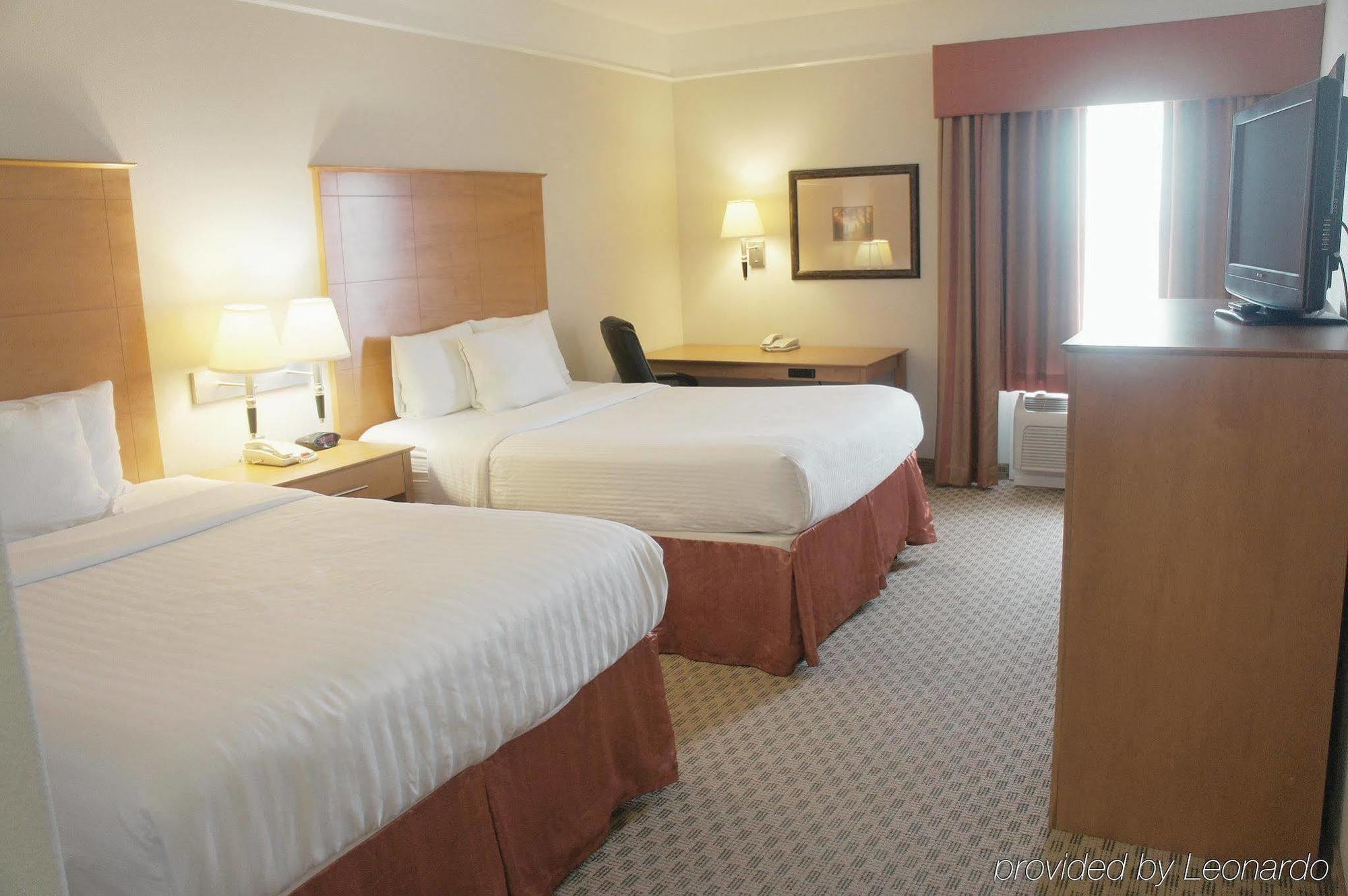 Baymont Inn & Suites Бренъм Екстериор снимка