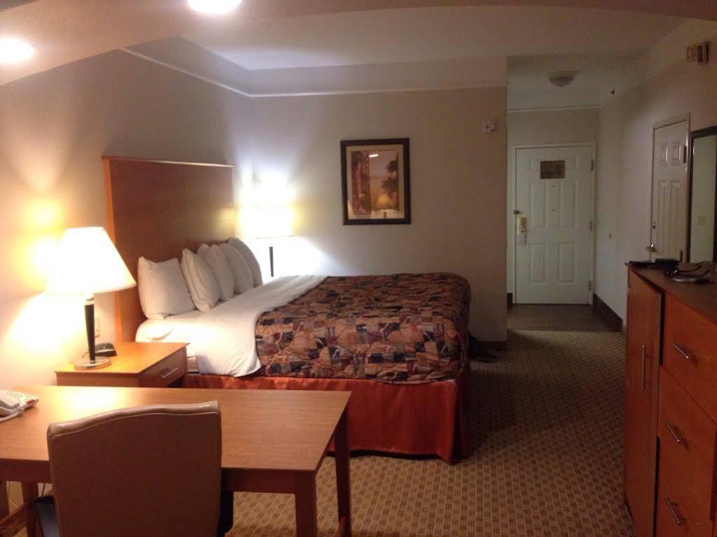 Baymont Inn & Suites Бренъм Екстериор снимка