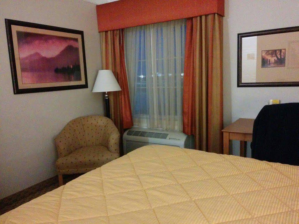 Baymont Inn & Suites Бренъм Екстериор снимка