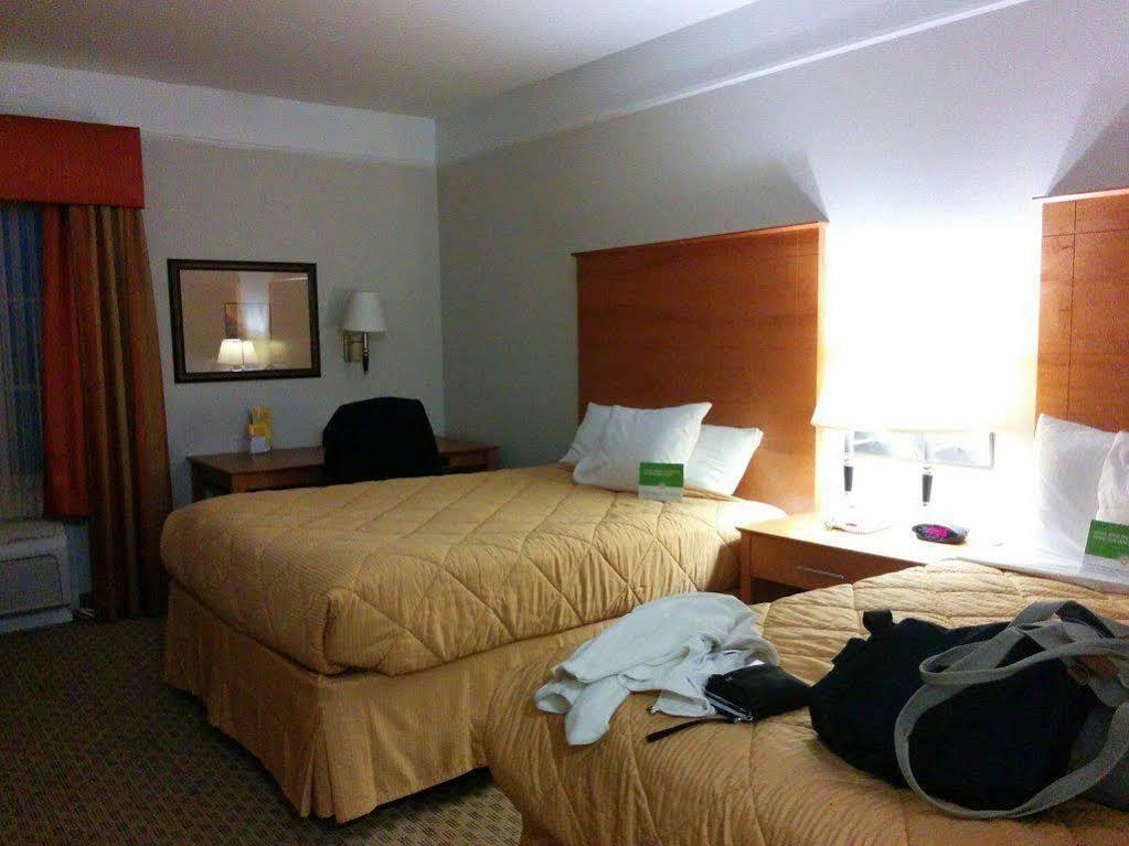 Baymont Inn & Suites Бренъм Екстериор снимка